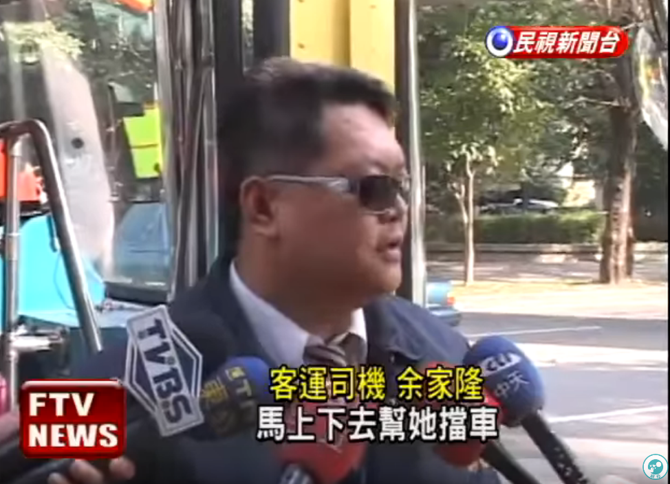 90歲阿嬤公車坐過站！司機打電話「請對向車接駁」橫越馬路幫她擋車：最有愛接力