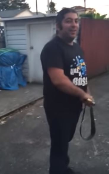 他在鄰居面前「耍帥切西瓜」！一切下去「驚人破壞力全場傻眼」500萬網友狂笑：下場好慘