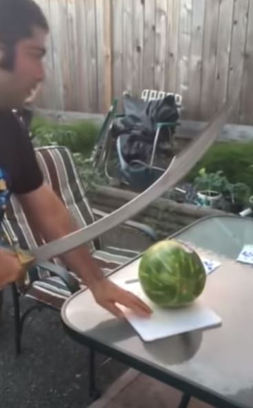他在鄰居面前「耍帥切西瓜」！一切下去「驚人破壞力全場傻眼」500萬網友狂笑：下場好慘