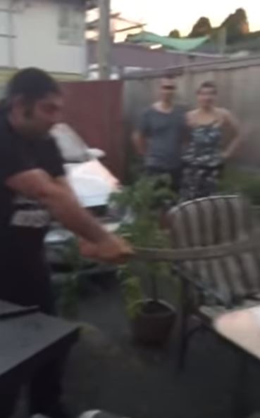 他在鄰居面前「耍帥切西瓜」！一切下去「驚人破壞力全場傻眼」500萬網友狂笑：下場好慘