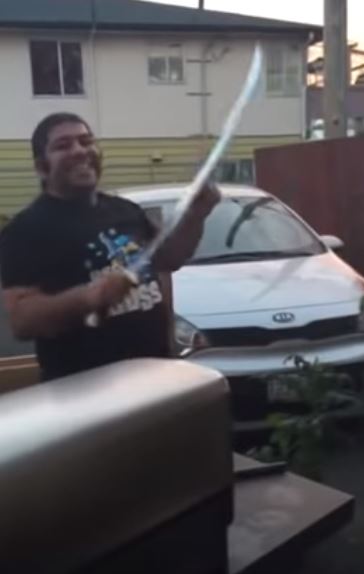 他在鄰居面前「耍帥切西瓜」！一切下去「驚人破壞力全場傻眼」500萬網友狂笑：下場好慘