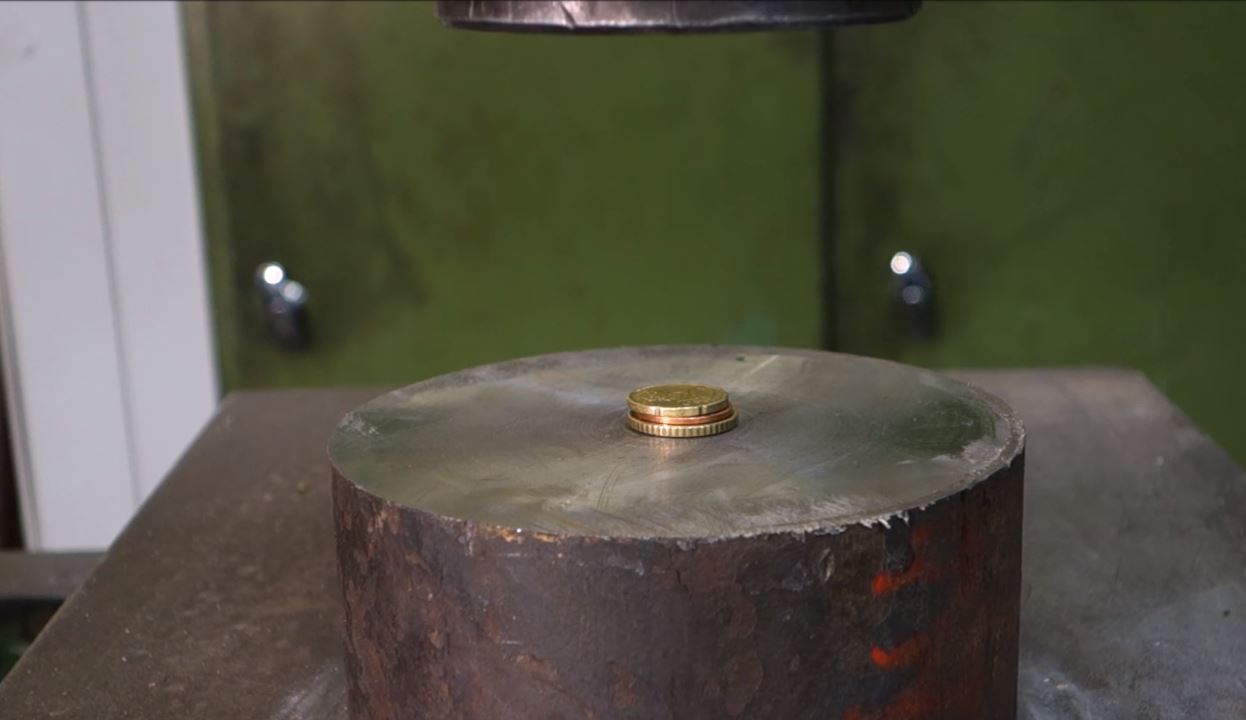 他們用液壓機「擠壓40枚硬幣」！按下啟動「噴射後3秒慘不忍睹畫面」狂飆700萬點閱