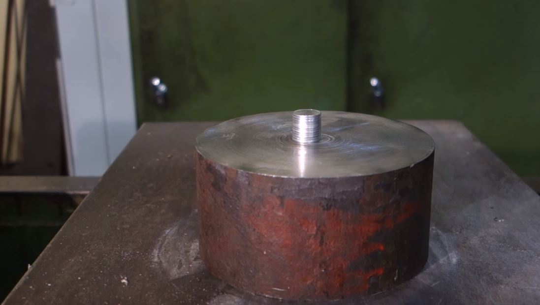 他們用液壓機「擠壓40枚硬幣」！按下啟動「噴射後3秒慘不忍睹畫面」狂飆700萬點閱