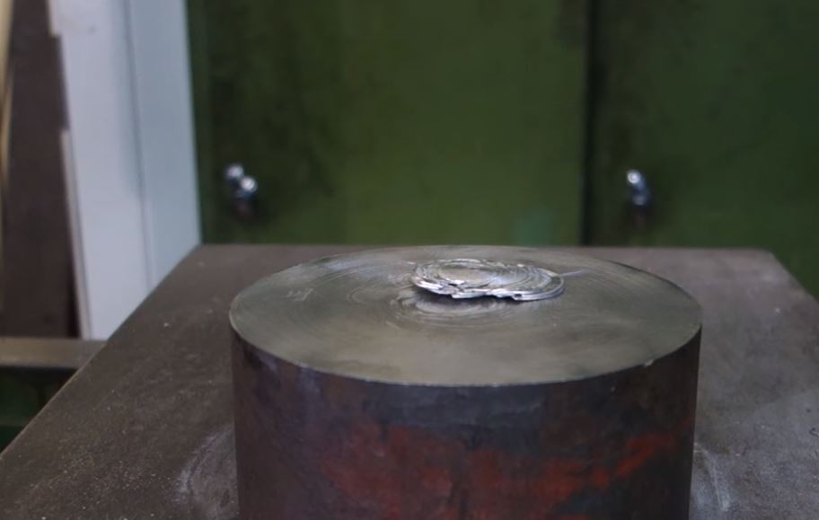 他們用液壓機「擠壓40枚硬幣」！按下啟動「噴射後3秒慘不忍睹畫面」狂飆700萬點閱