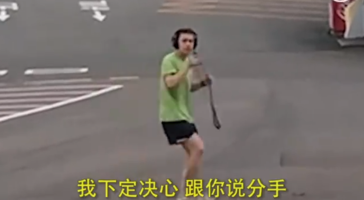 旅遊前夕被甩改帶老爸飛去玩  河中拍出「復古版失戀心聲」萬人關注：渣渣畫質好有fu
