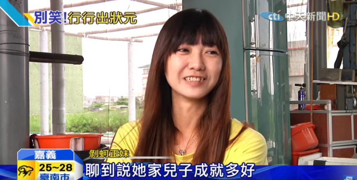 孝順女孩為母親返鄉剝蚵！遭婆媽議論「沒出息才回來」 她坦然：不捨讓長輩辛苦