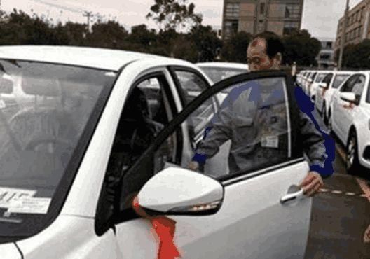 土豪老闆獎勵員工「每人一輛汽車」　「拿到鑰匙」大家卻都不想要了：承受不起