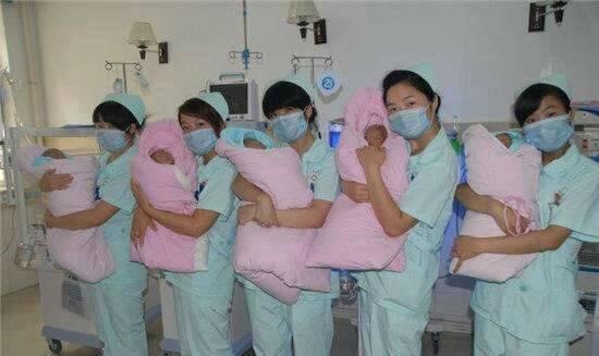 阿嬤給「5胞胎」孫取名字！大家都笑岔氣了　上戶口時被工作人員狂讚：太有才了