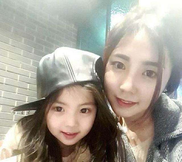 韓國小女孩因「長相太美」躥紅網路    卻被質疑「整容」！父母甩出照片後「瞬間被打臉」