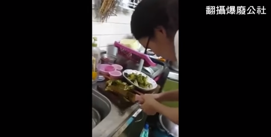 老公忍笑拍下老婆「超天才洗花椰菜方法」！端詳藝術品甜喊「為什麼世界上要有蟲啊～」笑翻老公