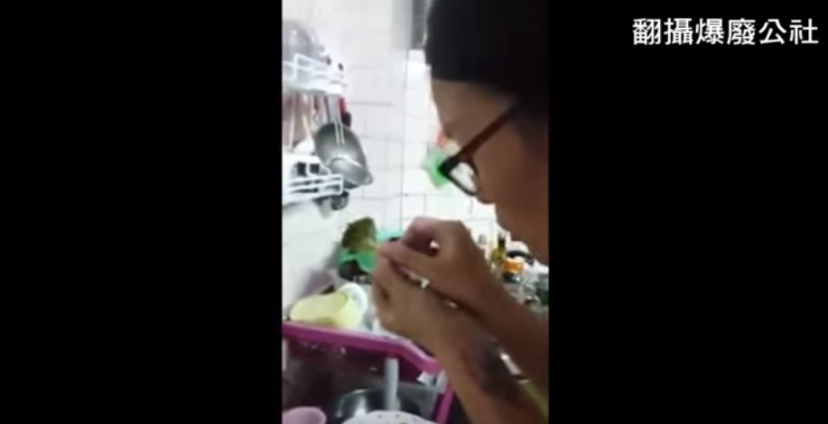 老公忍笑拍下老婆「超天才洗花椰菜方法」！端詳藝術品甜喊「為什麼世界上要有蟲啊～」笑翻老公