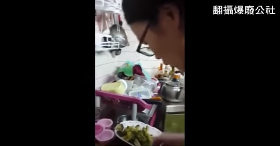 老公忍笑拍下老婆「超天才洗花椰菜方法」！端詳藝術品甜喊「為什麼世界上要有蟲啊～」笑翻老公