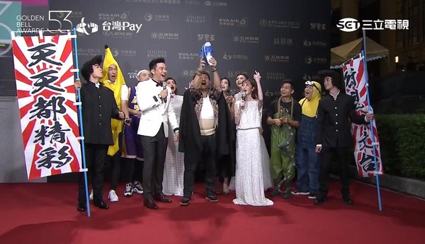 【金鐘獎】會不會得獎？許效舜現場「丟藍白拖」擲筊問神明　一見笑筊「失控脫稿反應」全場笑瘋