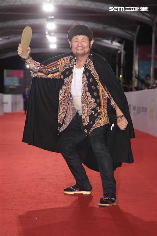 【金鐘獎】會不會得獎？許效舜現場「丟藍白拖」擲筊問神明　一見笑筊「失控脫稿反應」全場笑瘋