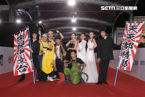 【金鐘獎】會不會得獎？許效舜現場「丟藍白拖」擲筊問神明　一見笑筊「失控脫稿反應」全場笑瘋