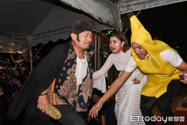 【金鐘獎】會不會得獎？許效舜現場「丟藍白拖」擲筊問神明　一見笑筊「失控脫稿反應」全場笑瘋