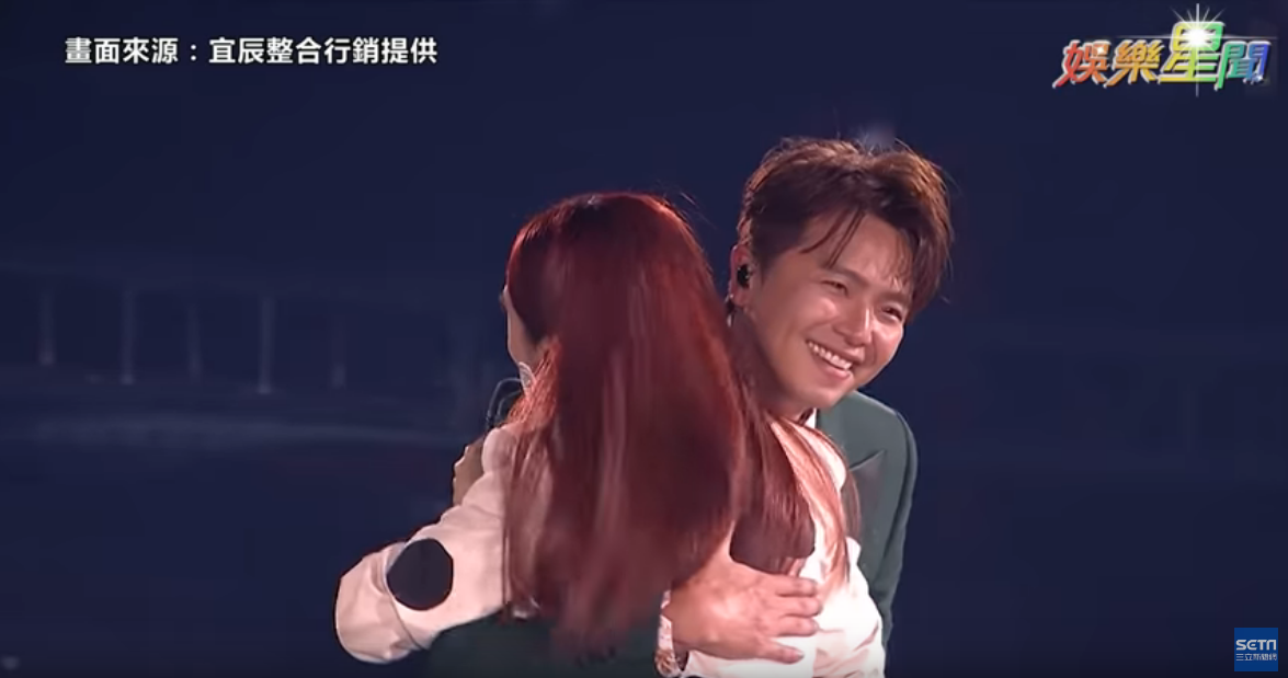 逼哭1.4萬人！楊丞琳高雄開唱「邀初戀男友同台」　抱著他爆哭道歉：「對不起我自以為很紅...」