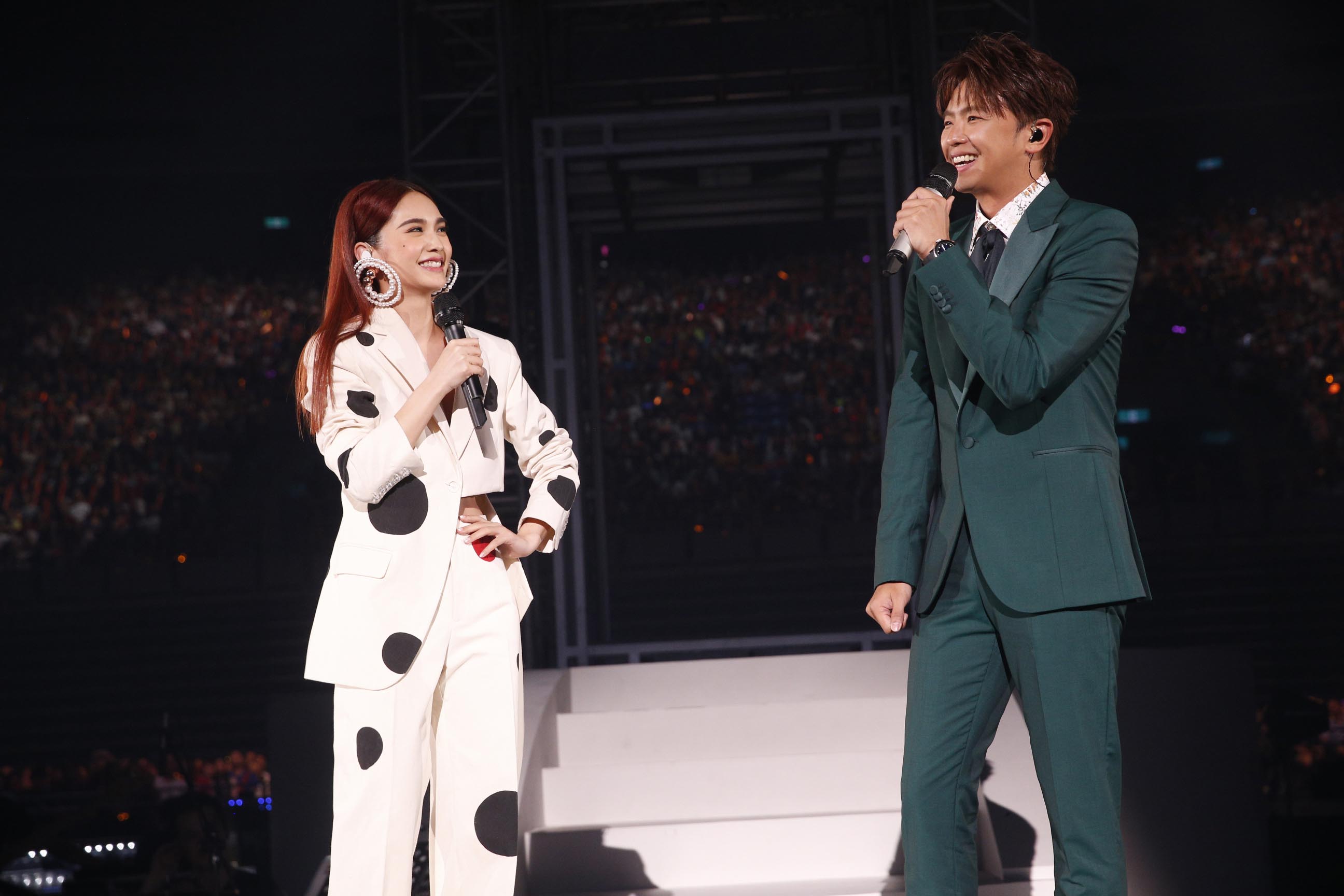 逼哭1.4萬人！楊丞琳高雄開唱「邀初戀男友同台」　抱著他爆哭道歉：「對不起我自以為很紅...」