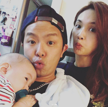 逼哭1.4萬人！楊丞琳高雄開唱「邀初戀男友同台」　抱著他爆哭道歉：「對不起我自以為很紅...」