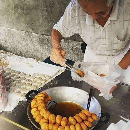 94歲國寶阿公抱病堅守「5元饅頭攤」　孫承諾接班「絕不漲價」一週後安心成仙