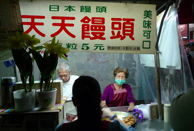 94歲國寶阿公抱病堅守「5元饅頭攤」　孫承諾接班「絕不漲價」一週後安心成仙