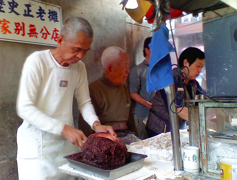94歲國寶阿公抱病堅守「5元饅頭攤」　孫承諾接班「絕不漲價」一週後安心成仙