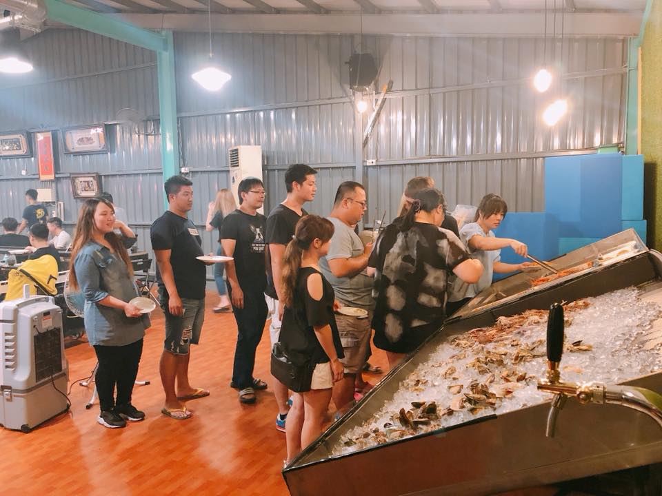 開幕6天被吃垮？屏東流水蝦「499吃到飽」負評爆增　他朝聖完傻眼：「莫名其妙被多收500元」