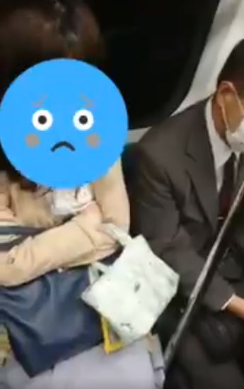 搭地鐵睡太熟！她頭靠「路人肩上超晃」　大叔不出聲把手伸進包包「下一秒爆氣神展開」爆紅全網