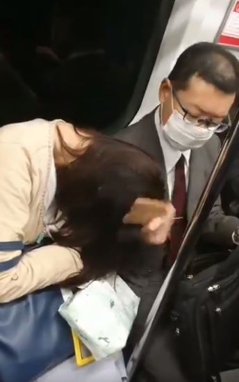 搭地鐵睡太熟！她頭靠「路人肩上超晃」　大叔不出聲把手伸進包包「下一秒爆氣神展開」爆紅全網
