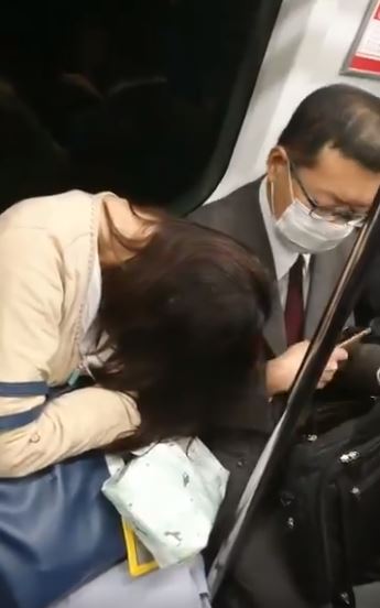 搭地鐵睡太熟！她頭靠「路人肩上超晃」　大叔不出聲把手伸進包包「下一秒爆氣神展開」爆紅全網