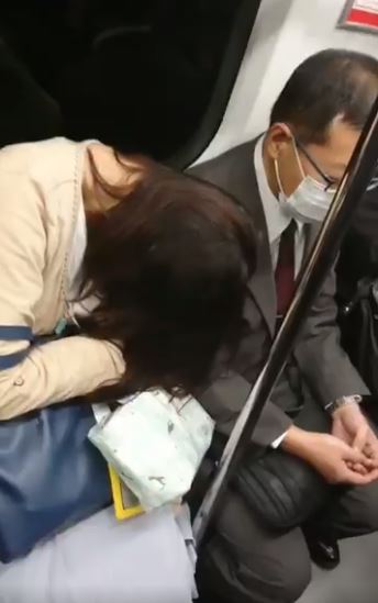 搭地鐵睡太熟！她頭靠「路人肩上超晃」　大叔不出聲把手伸進包包「下一秒爆氣神展開」爆紅全網