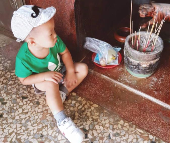 拿茶葉蛋拜虎爺！弟弟猛流口水問「吃飽了ㄇ」：數到十祢要吃完～　打哈欠「擲筊半小時」最後好崩潰