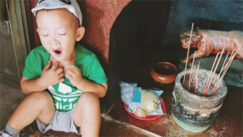 拿茶葉蛋拜虎爺！弟弟猛流口水問「吃飽了ㄇ」：數到十祢要吃完～　打哈欠「擲筊半小時」最後好崩潰