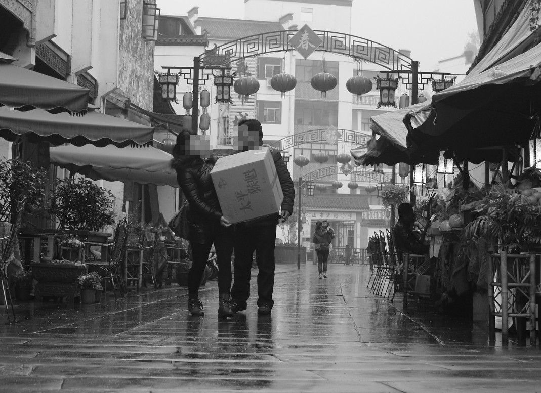 爸爸走了2天...網拍才送到！女兒吞淚打開「生前包裹」　崩潰大哭1hr：最後的禮物！