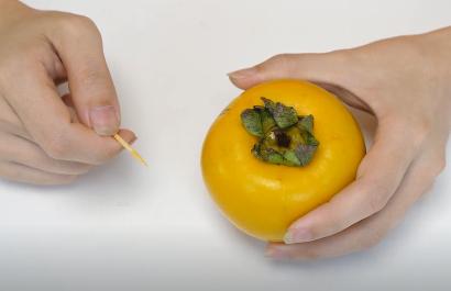 吃了十幾年柿子才知道，插根牙籤在柿子上太厲害了，學會一生受用