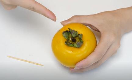 吃了十幾年柿子才知道，插根牙籤在柿子上太厲害了，學會一生受用