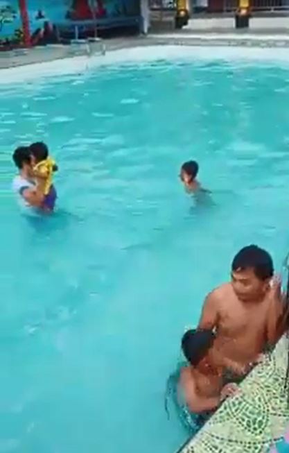 好兄弟來了？父子泳池戲水過程被拍下　仔細一看「池邊出現第3隻手」飆破2500萬點閱：來抓交替嗎