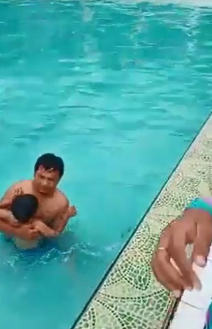 好兄弟來了？父子泳池戲水過程被拍下　仔細一看「池邊出現第3隻手」飆破2500萬點閱：來抓交替嗎