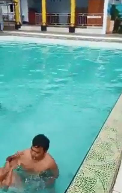 好兄弟來了？父子泳池戲水過程被拍下　仔細一看「池邊出現第3隻手」飆破2500萬點閱：來抓交替嗎