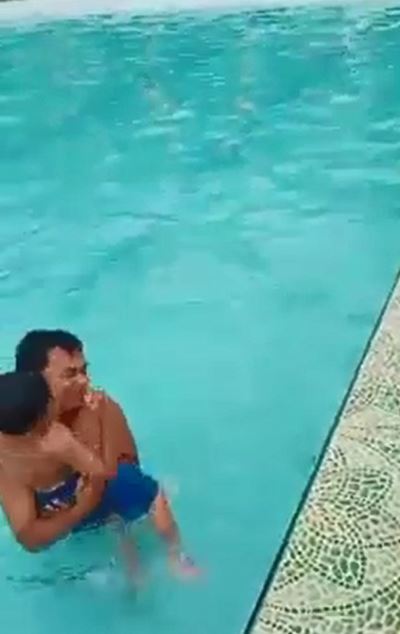 好兄弟來了？父子泳池戲水過程被拍下　仔細一看「池邊出現第3隻手」飆破2500萬點閱：來抓交替嗎