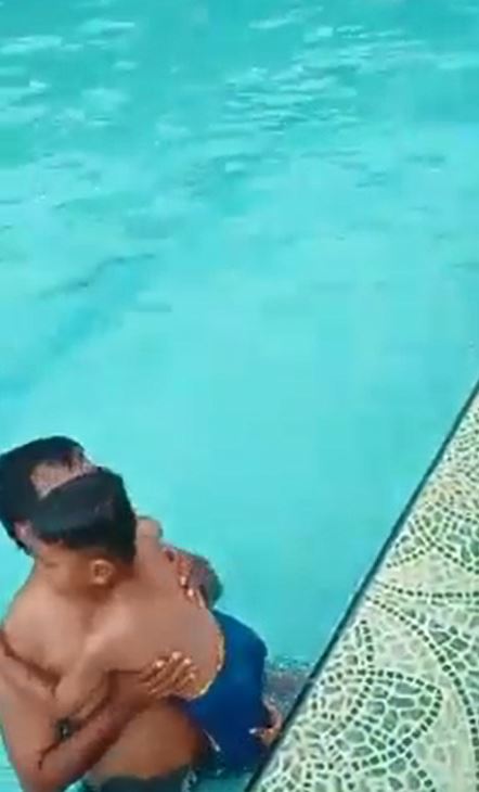 好兄弟來了？父子泳池戲水過程被拍下　仔細一看「池邊出現第3隻手」飆破2500萬點閱：來抓交替嗎