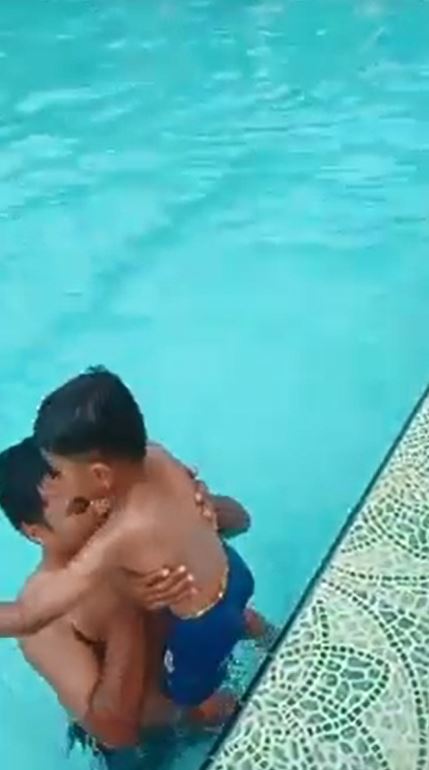 好兄弟來了？父子泳池戲水過程被拍下　仔細一看「池邊出現第3隻手」飆破2500萬點閱：來抓交替嗎