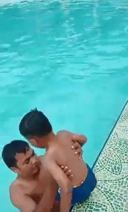 好兄弟來了？父子泳池戲水過程被拍下　仔細一看「池邊出現第3隻手」飆破2500萬點閱：來抓交替嗎