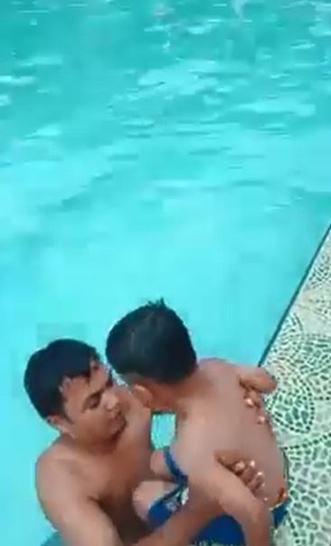 好兄弟來了？父子泳池戲水過程被拍下　仔細一看「池邊出現第3隻手」飆破2500萬點閱：來抓交替嗎