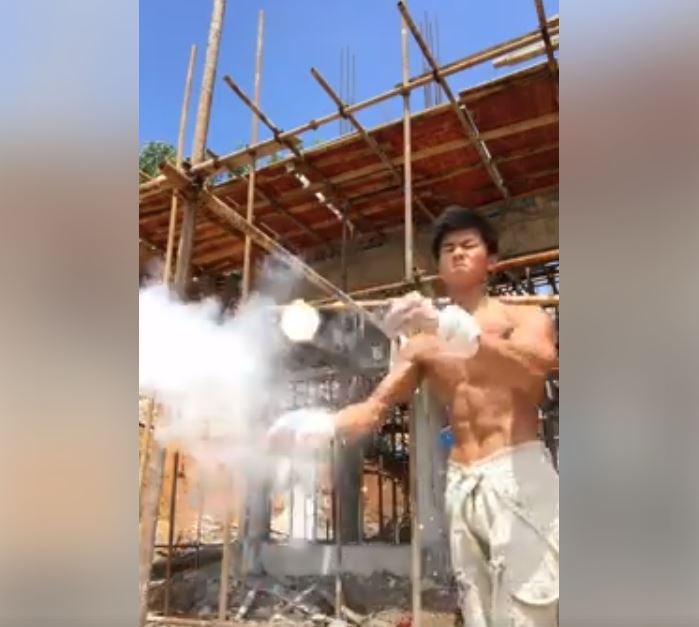 神級體操秀！工人小弟「一個箭步」躍上工地支架　「華麗後空翻」宛如選手上身萬人拍手叫好