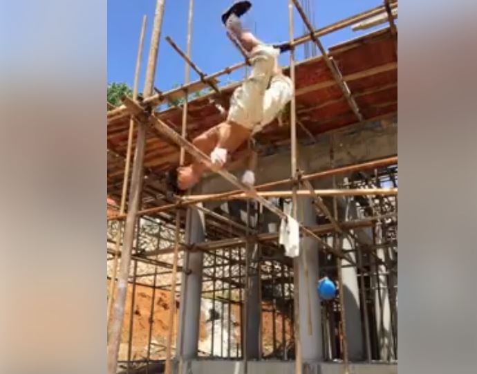 神級體操秀！工人小弟「一個箭步」躍上工地支架　「華麗後空翻」宛如選手上身萬人拍手叫好