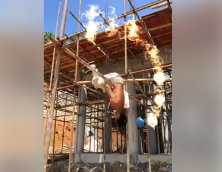 神級體操秀！工人小弟「一個箭步」躍上工地支架　「華麗後空翻」宛如選手上身萬人拍手叫好