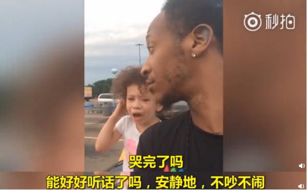 別再溺愛！女兒在商場哭鬧「爸爸讓她哭個夠」  超完美處理讓網友大力稱讚：樹立正確人生觀