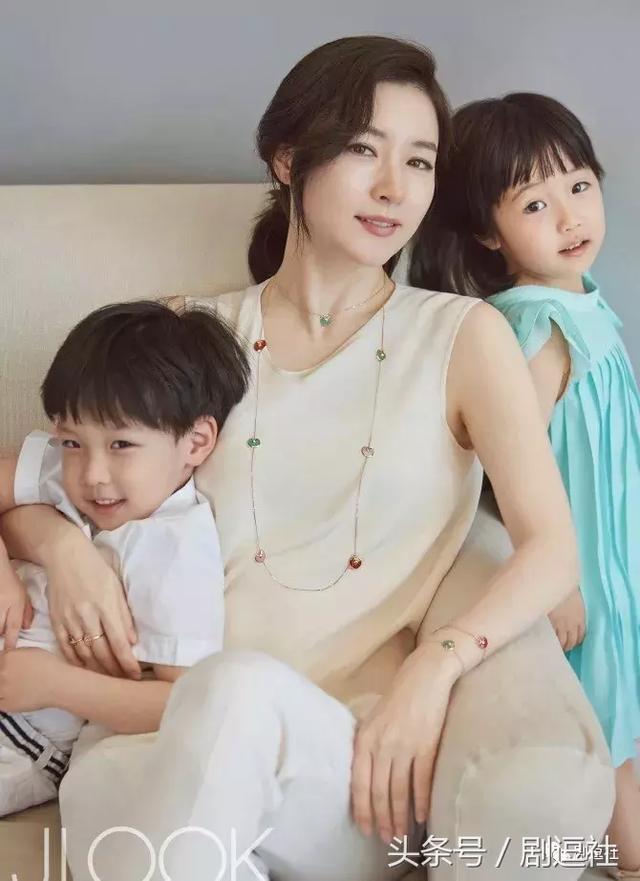 大長今李英愛「當綜藝主持人收入全捐出」 一看龍鳳胎大暖心：女神的生活太美好了