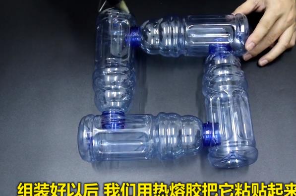5個塑膠瓶「黏成4方形」擺放在客廳裡！客人看到就想要一個